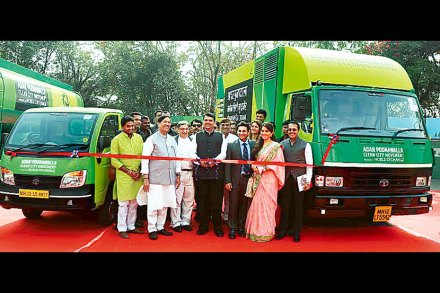 ‘स्वच्छ भारत अभियानां’तर्गत आदर पूनावाला क्लिन सिटी मूव्हमेंट आणि पुणे महानगरपालिका यांच्यातर्फे राबविण्यात येणाऱ्या संयुक्त प्रकल्पाचा शुभारंभ देवेंद्र फडणवीस यांच्या हस्ते गुरुवारी झाला. गिरीश बापट, शायना एन. सी., कुणाल कुमार, आबा बागूल, योगेश टिळेकर, डॉ. सायरस पूनावाला आणि आदर पूनावाला या वेळी उपस्थित होते.
