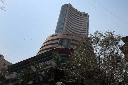 सेन्सेक्ससह निफ्टीमध्ये बुधवारच्या तुलनेतील निर्देशांक वाढ किरकोळ नोंदली गेली.