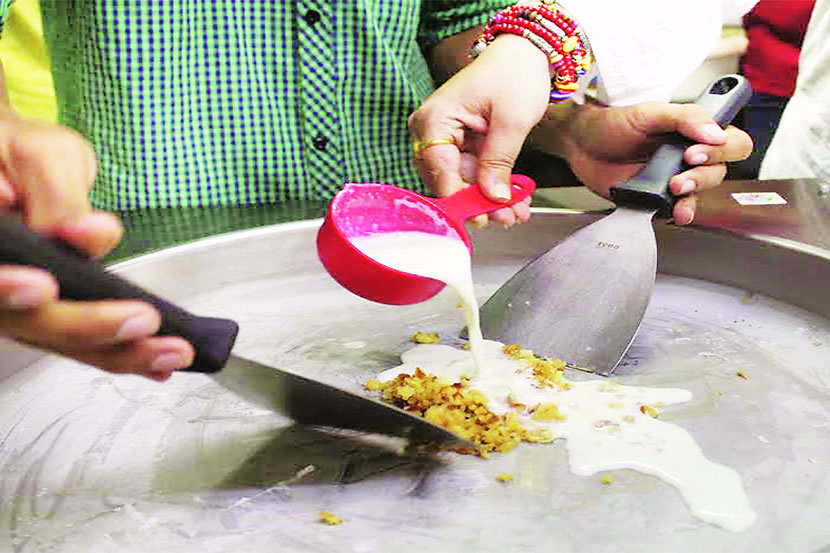 खाऊखुशाल- आइस्क्रीम निर्मितीचा लज्जतदार सोहळा