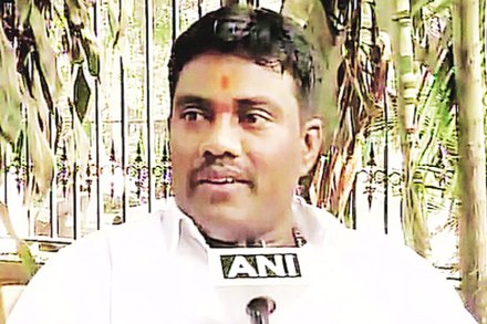 भक्त असावा तर इंदुवालु सुरेशसारखा! हा कर्नाटकातील काँग्रेसचा कट्टर कार्यकर्ता