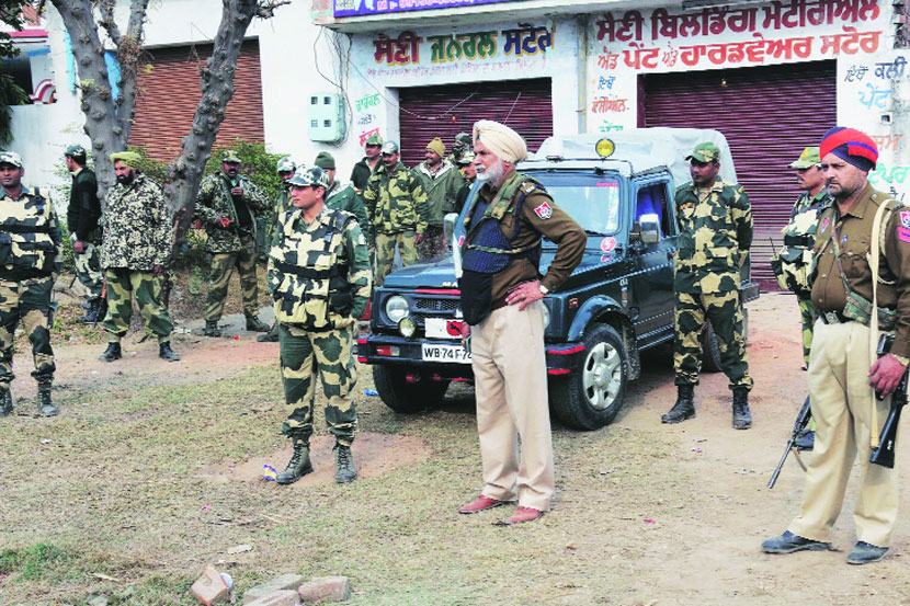 हवाई तळ परिसरातील एका इमारतीवर जवान टेहेळणी करताना.