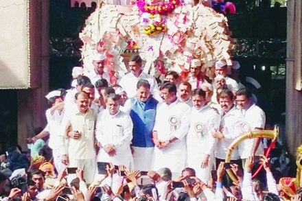 सेवागिरी महाराजांच्या रथपूजनप्रसंगी पृथ्वीराज चव्हाण, विजय शिवतारे, डॉ. सुरेश जाधव, आनंदराव पाटील, शशिकांत शिंदे, प्रभाकर घार्गे व अन्य.