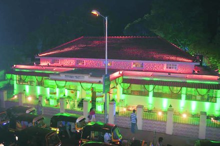 वाचक वार्ताहर- टाऊन हॉलच्या सौंदर्याला कचराकुंडीचे गालबोट
