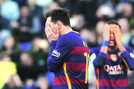 गोल करण्यात अपयश आल्यानंतर लिओनेल मेस्सीने चेहरा लपवला गोल करण्यात अपयश आल्यानंतर लिओनेल मेस्सीने चेहरा लपवला