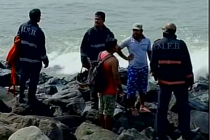 couple drown, bandra bandstand, selfie, mishap, Mumbai, Loksatta, Loksatta news, Marathi, Marathi news