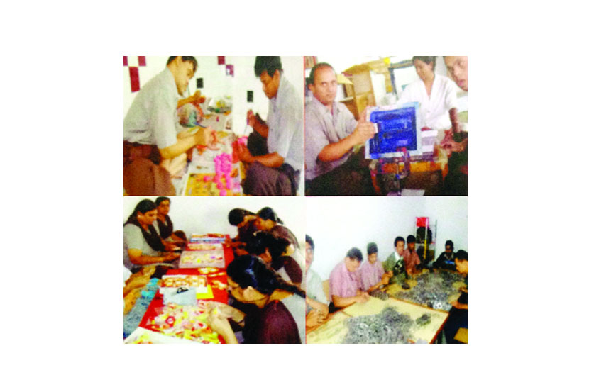 संज्ञा संवर्धन संस्थेतील विशेष मुले बहुविध कामे करताना. 