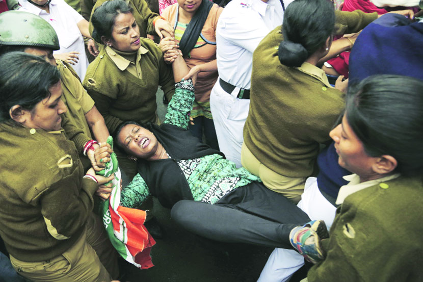 रोहित वेमुला आत्महत्येप्रकरणी काँग्रेसच्या महिला आंदोलकांनी कोलकाता येथे उग्र निदर्शने केली. यावेळी निदर्शकांना पांगविण्यासाठी पोलिसांना अशी कसरत करावी लागली.  