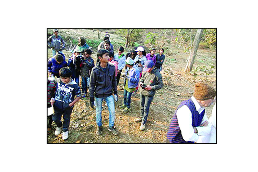निसर्गभ्रमंतीचा आनंद लुटताना विद्यार्थी. 