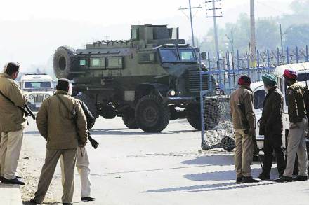 पठाणकोट हल्ल्यात ‘जैश ए मोहम्मद’ संघटनेचा हात असल्याची शक्यता नाकारता येत नाही. पठाणकोट हल्ल्यात ‘जैश ए मोहम्मद’ संघटनेचा हात असल्याची शक्यता नाकारता येत नाही.