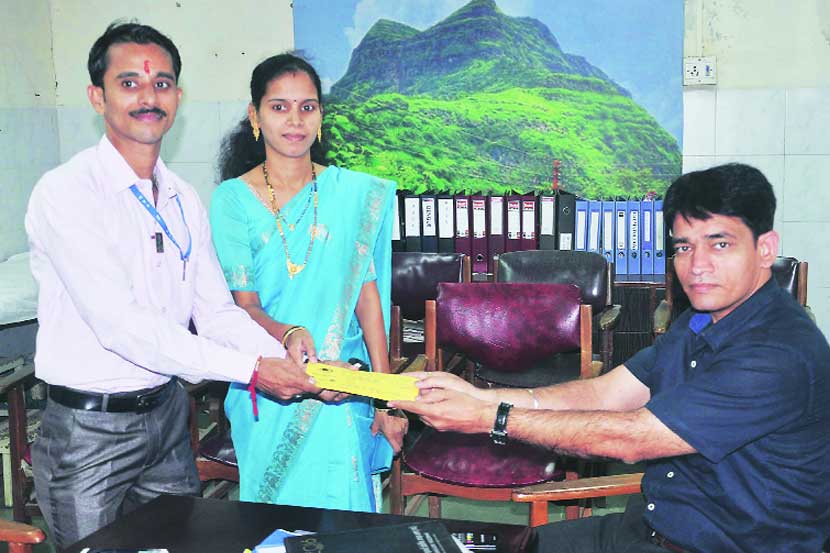 मयूर महाडिक आणि नवनीता महाडिक यांनी जिल्हा रुग्णालयात नेत्रदानासाठी नोंदणी अर्ज सादर केला. (छाया- जीतू शिगवण