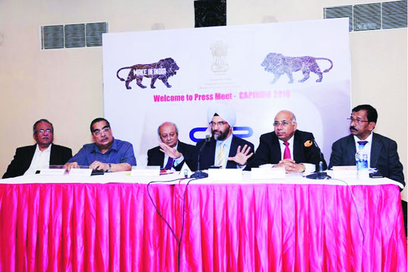  प्लेक्सकोन्सिलचे अध्यक्ष प्रदीप ठक्कर सोबत केंद्रीय वाणिज्य मंत्रालयाचे संयुक्त सचिव बी एस भल्ला व अन्य उद्योजक मंगळवारी मुंबईत पत्रकार परिषदेत.  