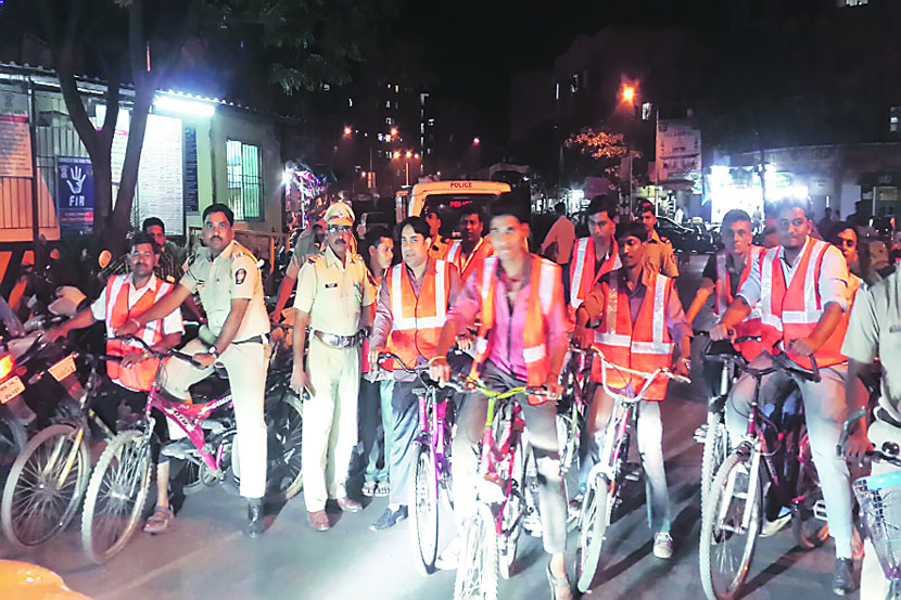 पोलीस मित्रांची सायकलींवरून गस्त