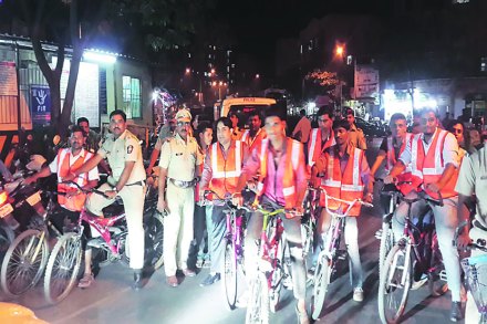 पोलीस मित्रांची सायकलींवरून गस्त