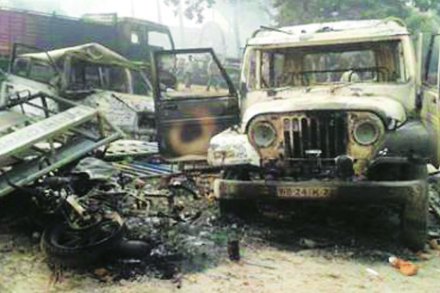 माल्दा येथे उसळलेल्या दंगलीत अनेक सरकारी व खासगी वाहनांची राखरांगोळी झाली.
