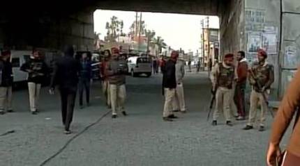 पठाणकोट येथील लष्कराच्या हवाई तळावर दहशतवाद्यांनी काल मध्यरात्री हल्ला केला. 