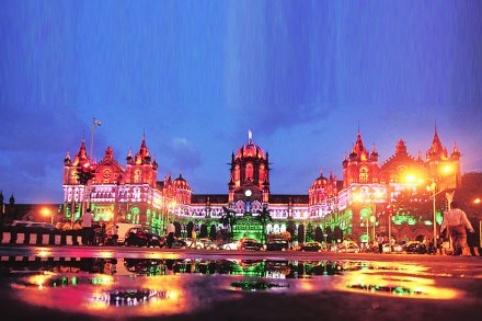 निळ्या आकाशाच्या पोटात घुसण्याऐवजी त्या आकाशाशी सावध सलगी करू पाहणाऱ्या ब्रिटिशकालीन इमारतींमुळे हा परिसर देखणा वाटतो. दक्षिण मुंबईतील या वैभवशाली वास्तू हाच मुंबईचा खरा अमूल्य ठेवा आहे.. निळ्या आकाशाच्या पोटात घुसण्याऐवजी त्या आकाशाशी सावध सलगी करू पाहणाऱ्या ब्रिटिशकालीन इमारतींमुळे हा परिसर देखणा वाटतो. दक्षिण मुंबईतील या वैभवशाली वास्तू हाच मुंबईचा खरा अमूल्य ठेवा आहे..