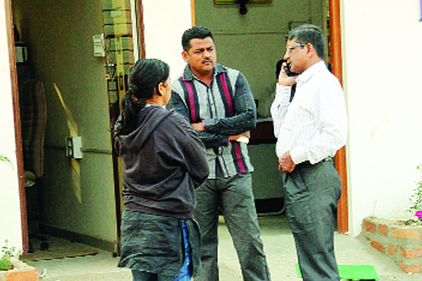 नंदनवन पोलीस ठाण्यात कारवाई दरम्यान चर्चा करताना एसीबीचे अधिकारी. नंदनवन पोलीस ठाण्यात कारवाई दरम्यान चर्चा करताना एसीबीचे अधिकारी.