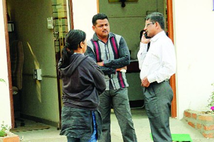 नंदनवन पोलीस ठाण्यात कारवाई दरम्यान चर्चा करताना एसीबीचे अधिकारी. 