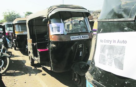 दिव्यातील सर्व रिक्षांवर नायजेरियन नागरिकांविरोधात स्टिकर लावले आहेत.
