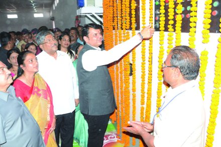मुक्ताईनगर येथे आदिशक्ती मुक्ताई सहकारी सूत गिरणीच्या उद्घाटनप्रसंगी मुख्यमंत्री देवेंद्र फडणवीस, महसूल मंत्री एकनाथ खडसे व इतर 
(छाया- प्रवीण गायकवाड