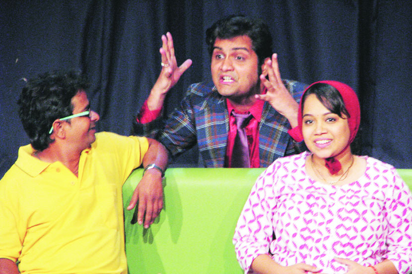   ‘अस्वस्थ समुद्रावर बैल मेलाय’मध्ये विकास पाटील, जयेश जोशी आणि आरती वडगबाळकर. 