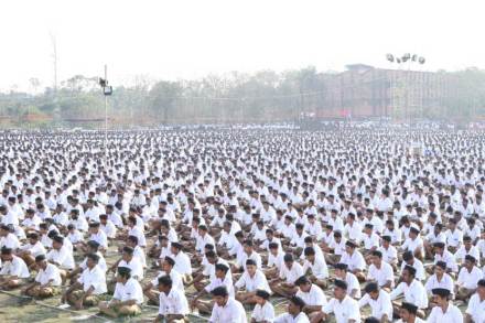 घच खरे तर समाजामध्ये विषमता वाढविण्याचे कार्य करीत असतो व हाच संघाचा आधार आहे.