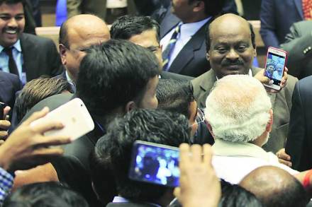 पंतप्रधान मोदी यांच्या स्व-प्रतिमेचे हे छायाचित्र २०१५ मधील दिवाळीनंतरचे (एक्स्प्रेस संग्रहातून) पंतप्रधान मोदी यांच्या स्व-प्रतिमेचे हे छायाचित्र २०१५ मधील दिवाळीनंतरचे (एक्स्प्रेस संग्रहातून)