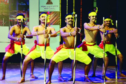 ‘इंद्रधनुष्य’मध्ये सादर करण्यात आलेल्या कला.