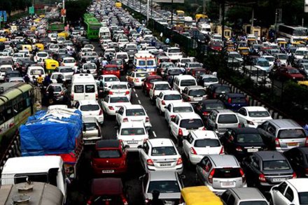 दिल्लीतील यशापयशावरच मुंबईतील सम-विषम सूत्राचा निर्णय