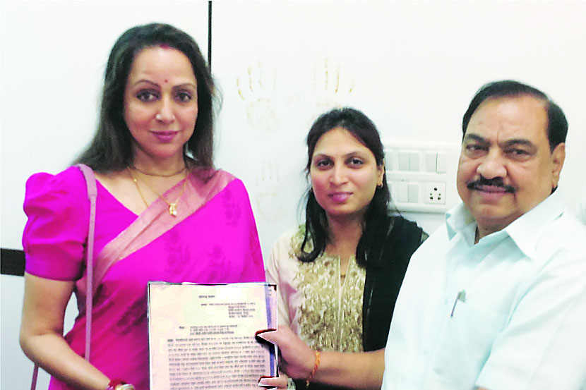 हेमा मालिनी यांच्या संस्थेचे प्रकरण २० वर्षे प्रलंबित होते म्हणून हा भूखंड हस्तांतरित करण्याचा निर्णय घेण्यात आल्याचा दावा महसूलमंत्र्यांच्या कार्यालयाकडून करण्यात आला. हेमा मालिनी यांच्या संस्थेचे प्रकरण २० वर्षे प्रलंबित होते म्हणून हा भूखंड हस्तांतरित करण्याचा निर्णय घेण्यात आल्याचा दावा महसूलमंत्र्यांच्या कार्यालयाकडून करण्यात आला.