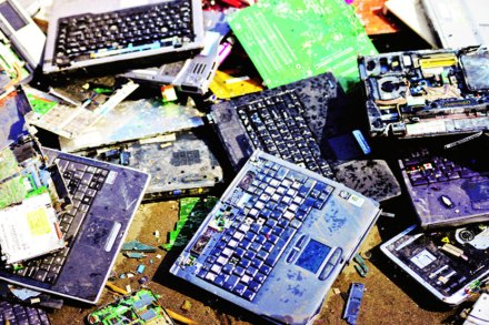 घरगुती इलेक्ट्रॉनिकच्या वापरात नसलेल्या वस्तू-पंखा, वॉशिंग मशीन, वायर, शीतकपाट यांचा इलेक्ट्रॉनिक कचऱ्यात समावेश होतो.