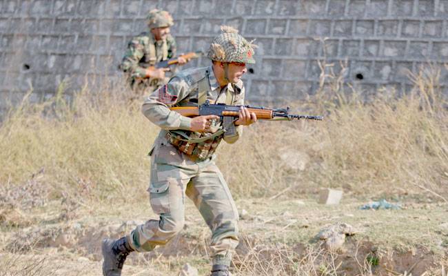 पठाणकोटमधील भारतीय हवाई दलाच्या तळाजवळ गेल्या ५० तासांपेक्षा जास्त वेळेपासून भारतीय सुरक्षा दल आणि दहशतवाद्यांमध्ये धुमश्चक्री अजूनही सुरू आहे. 