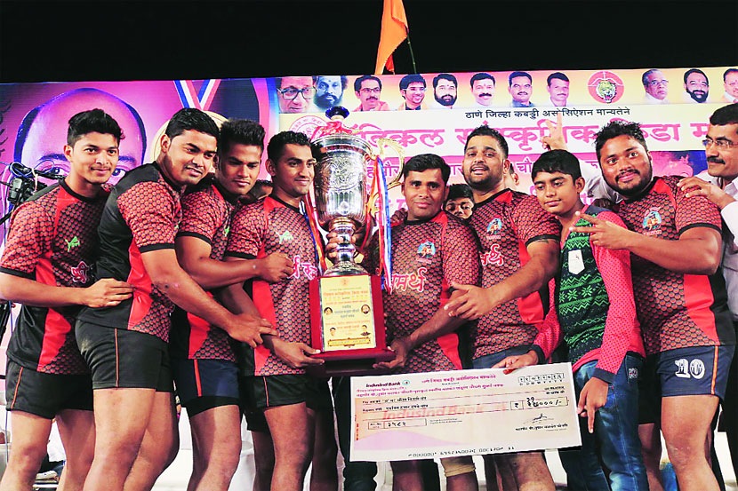 प्रथम श्रेणीतील विजेता श्री समर्थ कबड्डी संघ.