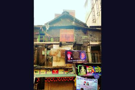 १८८२ साली ज्या शैक्षणिक कार्यासाठी म. फुले यांचा विश्रामबाग वाडय़ात मे. कँडीच्या हस्ते सत्कार झाला, 