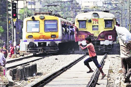 लोहमार्गावरील अपघाती मृत्यूंमध्ये कमालीची घट लोहमार्गावरील अपघाती मृत्यूंमध्ये कमालीची घट