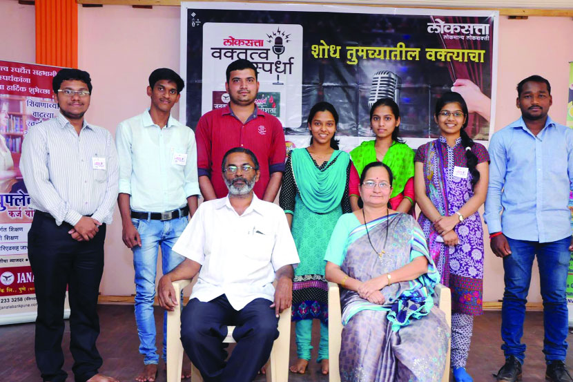 ‘वक्ता दशसहस्रेषु’च्या रत्नागिरी विभागाच्या प्राथमिक फेरीतील विजेते परीक्षकांसह. ‘वक्ता दशसहस्रेषु’च्या रत्नागिरी विभागाच्या प्राथमिक फेरीतील विजेते परीक्षकांसह.