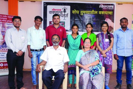 ‘वक्ता दशसहस्रेषु’च्या रत्नागिरी विभागाच्या प्राथमिक फेरीतील विजेते परीक्षकांसह.