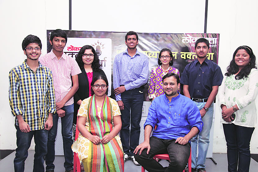 ‘वक्ता दशसहस्र्ोषु’च्या
मुंबई विभागाचे प्राथमिक फेरीतील विजेते परीक्षकांसह. ‘वक्ता दशसहस्र्ोषु’च्या
मुंबई विभागाचे प्राथमिक फेरीतील विजेते परीक्षकांसह.