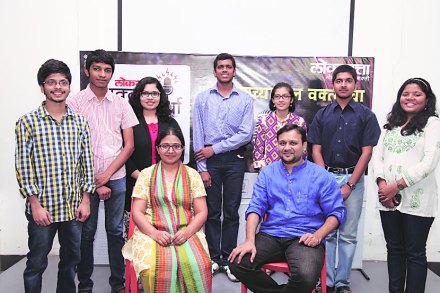 ‘वक्ता दशसहस्र्ोषु’च्या 
मुंबई विभागाचे प्राथमिक फेरीतील विजेते परीक्षकांसह.
