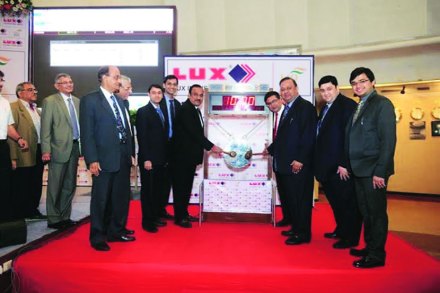 लक्स इंडस्ट्रीज लिमिटेडने मंगळवारी मुंबई शेअर बाजारात (बीएसई) सूचिबद्धतेसह पदार्पण केले  लक्स इंडस्ट्रीज लिमिटेडने मंगळवारी मुंबई शेअर बाजारात (बीएसई) सूचिबद्धतेसह पदार्पण केले