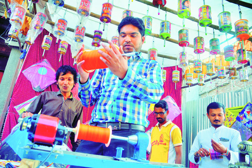 मकर संक्रांतीच्या पाश्र्वभूमीवर, नाशिकमध्ये पतंगप्रेमी मांजा खरेदी करण्यात मग्न आहेत.