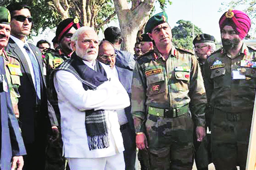 पंतप्रधान मोदी लष्करीअधिकाऱ्यांशी चर्चा करताना