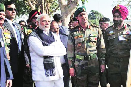 पंतप्रधान मोदी लष्करीअधिकाऱ्यांशी चर्चा करताना