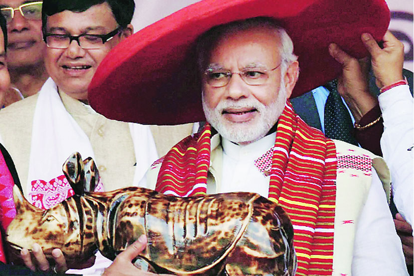 आसाममध्ये गुवाहाटीतील खानापारा गावात पंतप्रधान नरेंद्र मोदी यांचा जापी ही पारंपरिक टोपी व गमछा देऊन भाजप युवक मेळाव्यात सत्कार करण्यात आला.  