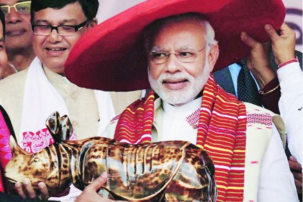 आसाममध्ये गुवाहाटीतील खानापारा गावात पंतप्रधान नरेंद्र मोदी यांचा जापी ही पारंपरिक टोपी व गमछा देऊन भाजप युवक मेळाव्यात सत्कार करण्यात आला.  