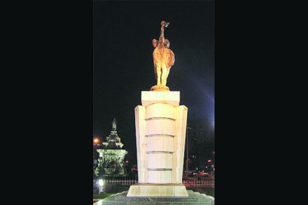  ‘हुतात्मा स्मारक चौक’ अशी दुरुस्ती करण्याची मागणी होऊ लागली असतानाच मूळ नामकरणाच्या प्रस्तावाचे कागदपत्र पालिकेतून गायब झाल्याचे उघडकीस आले आहे. 