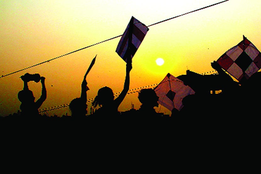 ‘काय. पो. छे..’
 बच्चेकंपनीने हाती पतंग आणि मांजाची चक्री घेत घराची गच्ची गाठली. एकापाठोपाठ एक असे पतंग आकाशात उडण्यासाठी सज्ज झाले. हातातली चक्री हळूहळू दोर पुढे करू लागली आणि हातातले पतंग आकाशाच्या दिशेने झेपावले. मोठय़ांसाठी मकरसंक्रांतीला जो माहोल असतो, किंबहूना त्याहूनही अधिक माहोल बच्चेकंपनीचा असतो. शुक्रवारी शहरातील नंदनवन परिसरातील एका इमारतीवर असेच काहीसे चित्र दिसून आले. (छाया - मोनिका चतुर्वेदी)