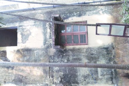 संगीताच्या दणदणाटाने पहिल्या मजल्यावरील उरण नगरपालिकेचा राजीव गांधी टाऊन हॉलची खिडकी कोसळली. 