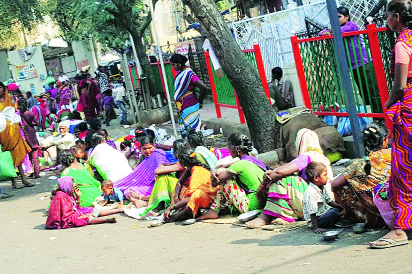 मकर संक्रांतीनिमित्त गुजरात, पालघर, सफाळे, केळवे रोड, तलासरी, जव्हार आदी भागांतून अनेक भिकारी मीरा रोड, दहिसर, बोरिवली, कांदिवली अशा गुजरातीबहुल भागात आले आहेत. मकर संक्रांतीनिमित्त गुजरात, पालघर, सफाळे, केळवे रोड, तलासरी, जव्हार आदी भागांतून अनेक भिकारी मीरा रोड, दहिसर, बोरिवली, कांदिवली अशा गुजरातीबहुल भागात आले आहेत.