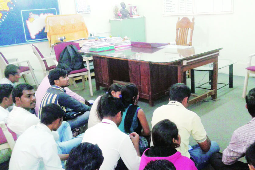 नाशिक रोड येथील शिक्षण उपसंचालकांच्या दालनात ठिय्या आंदोलन करताना छात्रभारती संघटनेचे पदाधिकारी व सदस्य.